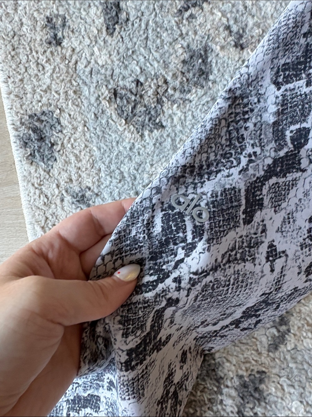 ALO Yoga Gray Snake-Print Stretch Leggings - Picture 2 of 5